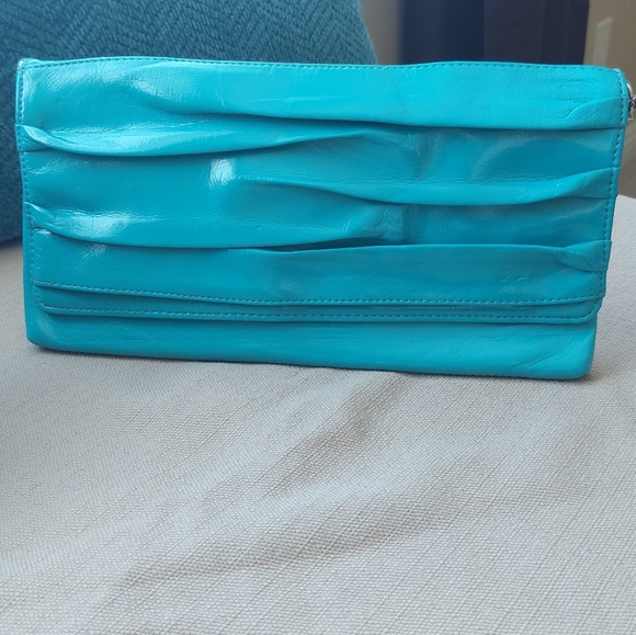 CALL IT SPRING CLUTCH! - Picture 2 of 3